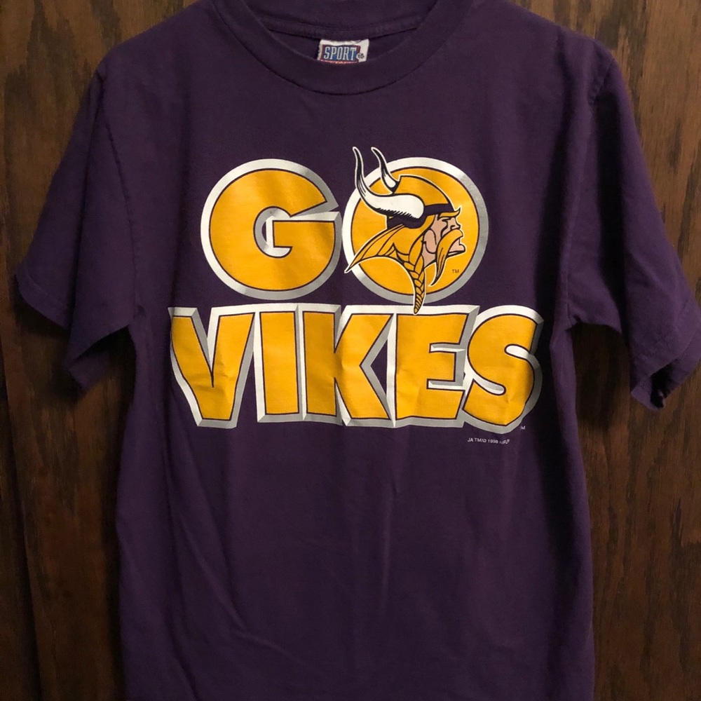 Retro vintage Vikings tee!